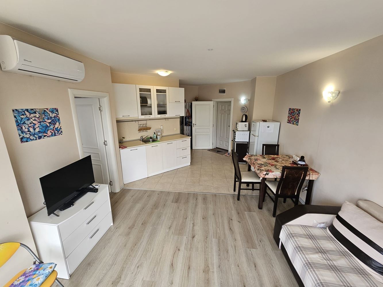 Apartmán s jednou ložnicí uprostřed zeleně v komplexu s bazénem a dětským hřištěm
