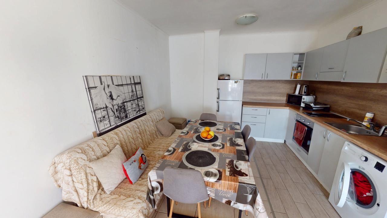 Krásný apartmán se dvěma ložnicemi a terasou ve Slunečném pobřeží