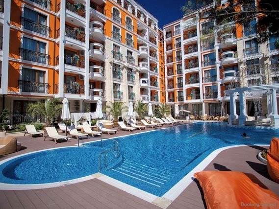 Dvouložnicový apartmán s výhledem na bazén v celoročním komplexu v srdci Slunečného pobřeží