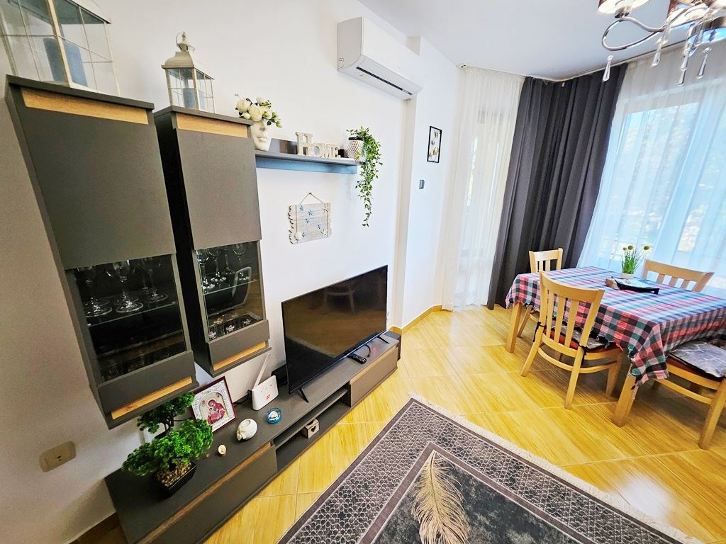 Stylový apartmán s jednou ložnicí s výhledem na bazén v letovisku Slunečné pobřeží
