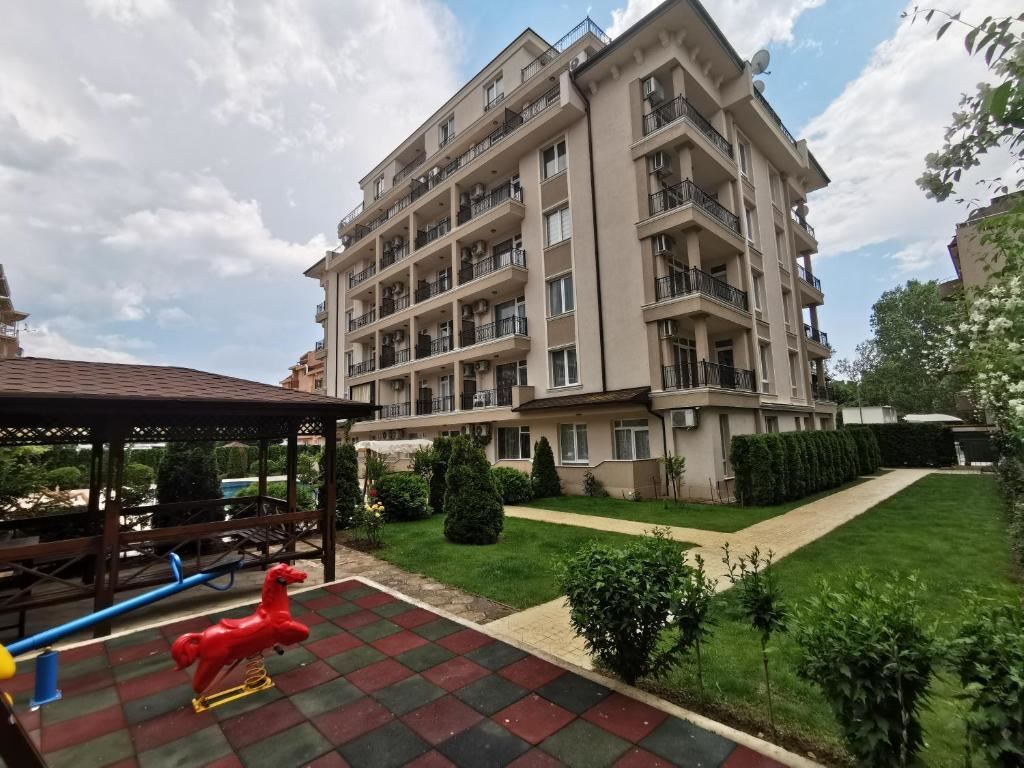 Prostorný dvoupokojový apartmán v Sunny Beach – komfort, příroda a nízký poplatek za údržbu