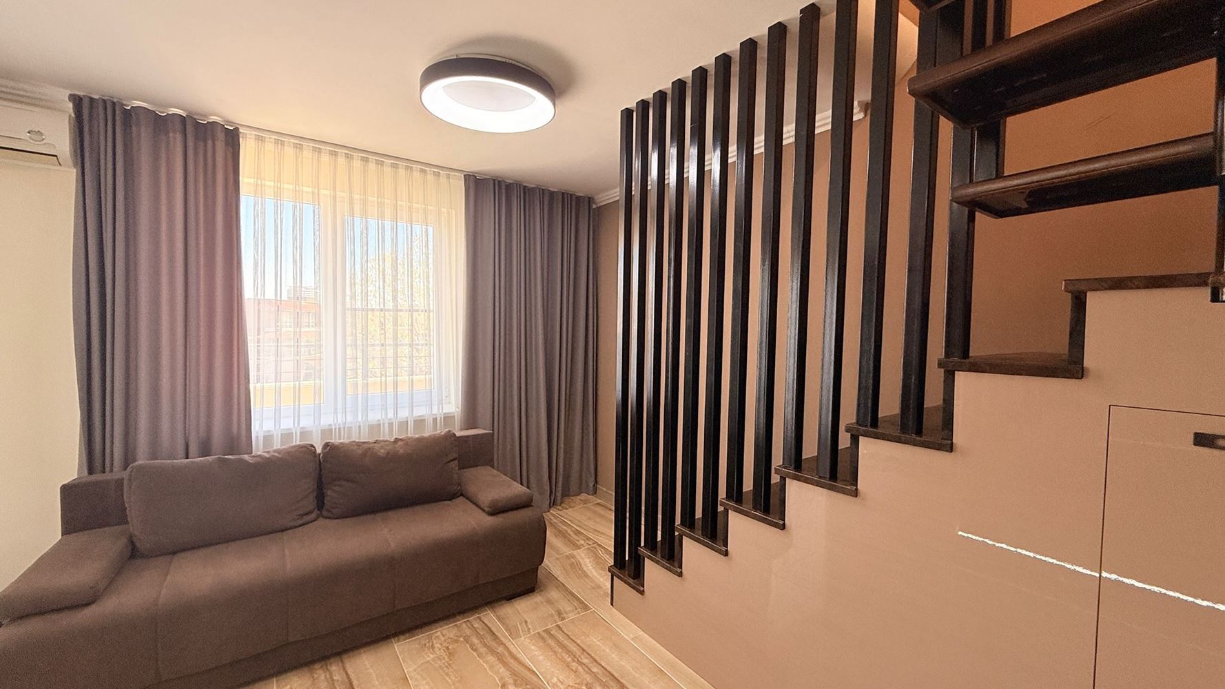 Luxusní mezonet se třemi ložnicemi v srdci Slunečného Pobřeží – prostor, styl a komfort na dvou úrovních