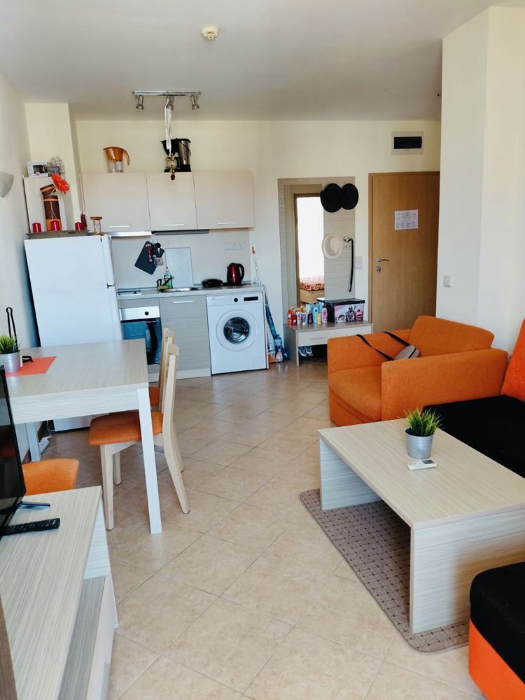 Přímořský komfort s výhledem na bazén – apartmán s jednou ložnicí v prestižním komplexu v Slunečném pobřeží