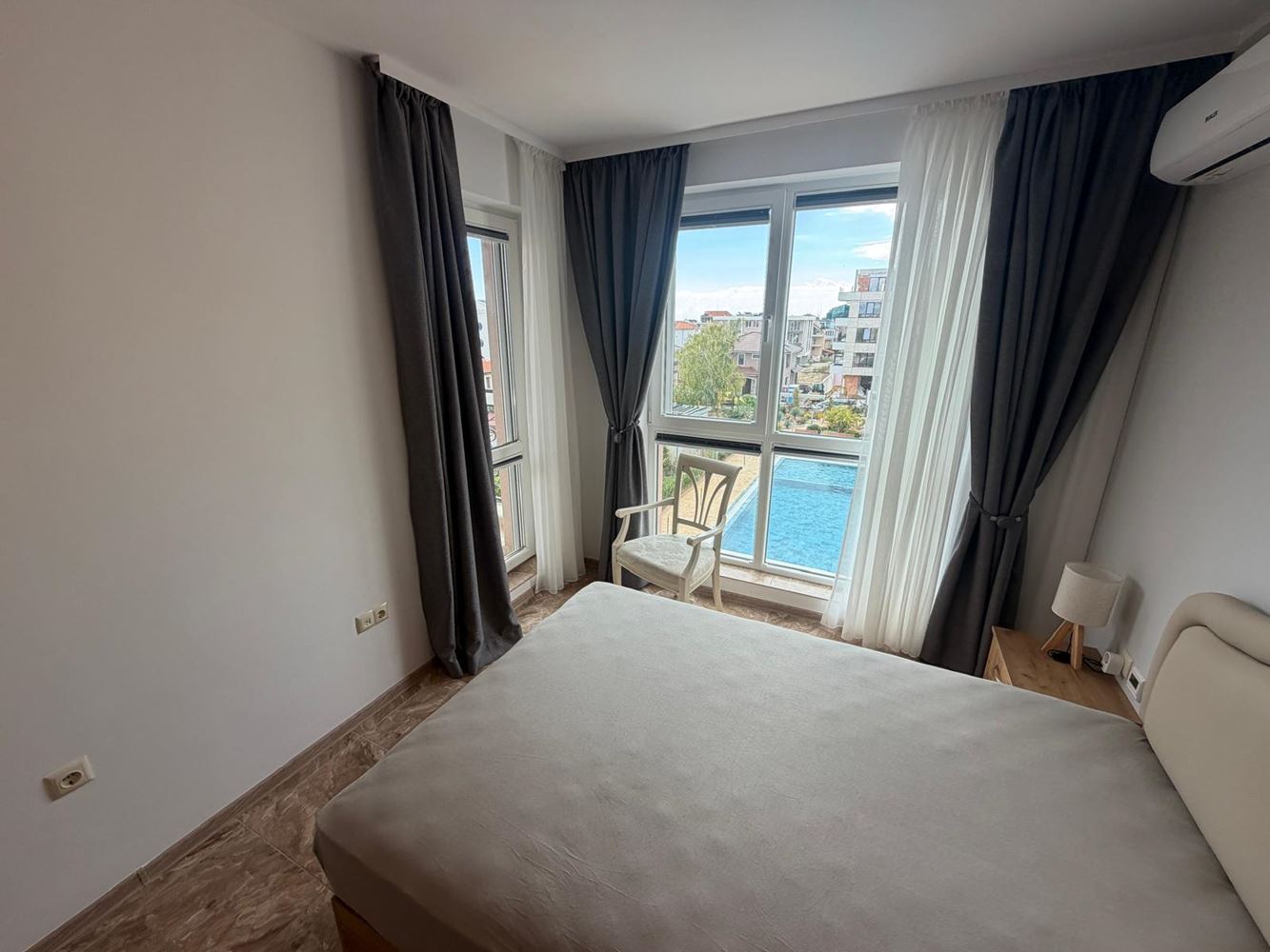 Apartmán se 2 ložnicemi v moderním komplexu s krásným zeleným prostředím v Ravdě