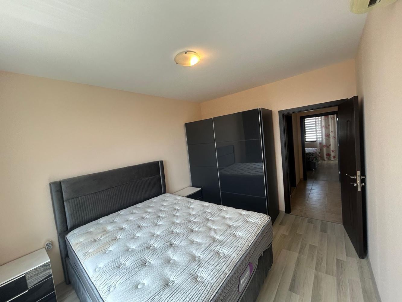 Prostorný apartmán se dvěma ložnicemi a vlastním dvorem v Nesebaru – komfort, klid a výborně udržovaný areál