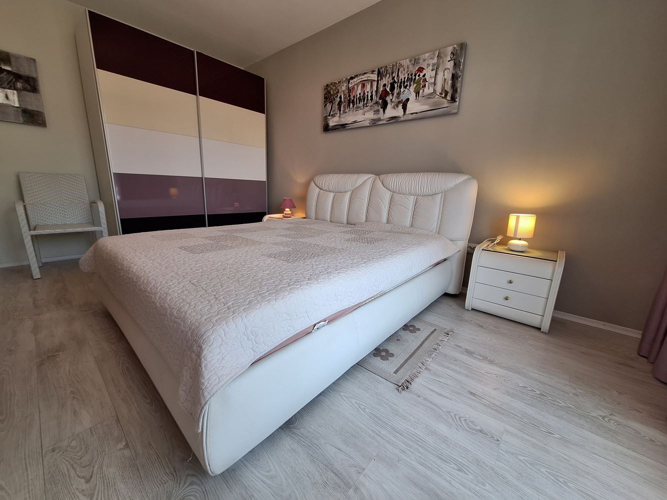 Prostorný apartmán se dvěma ložnicemi a parkovacím místem 200 metrů od moře ve Sveti Vlas