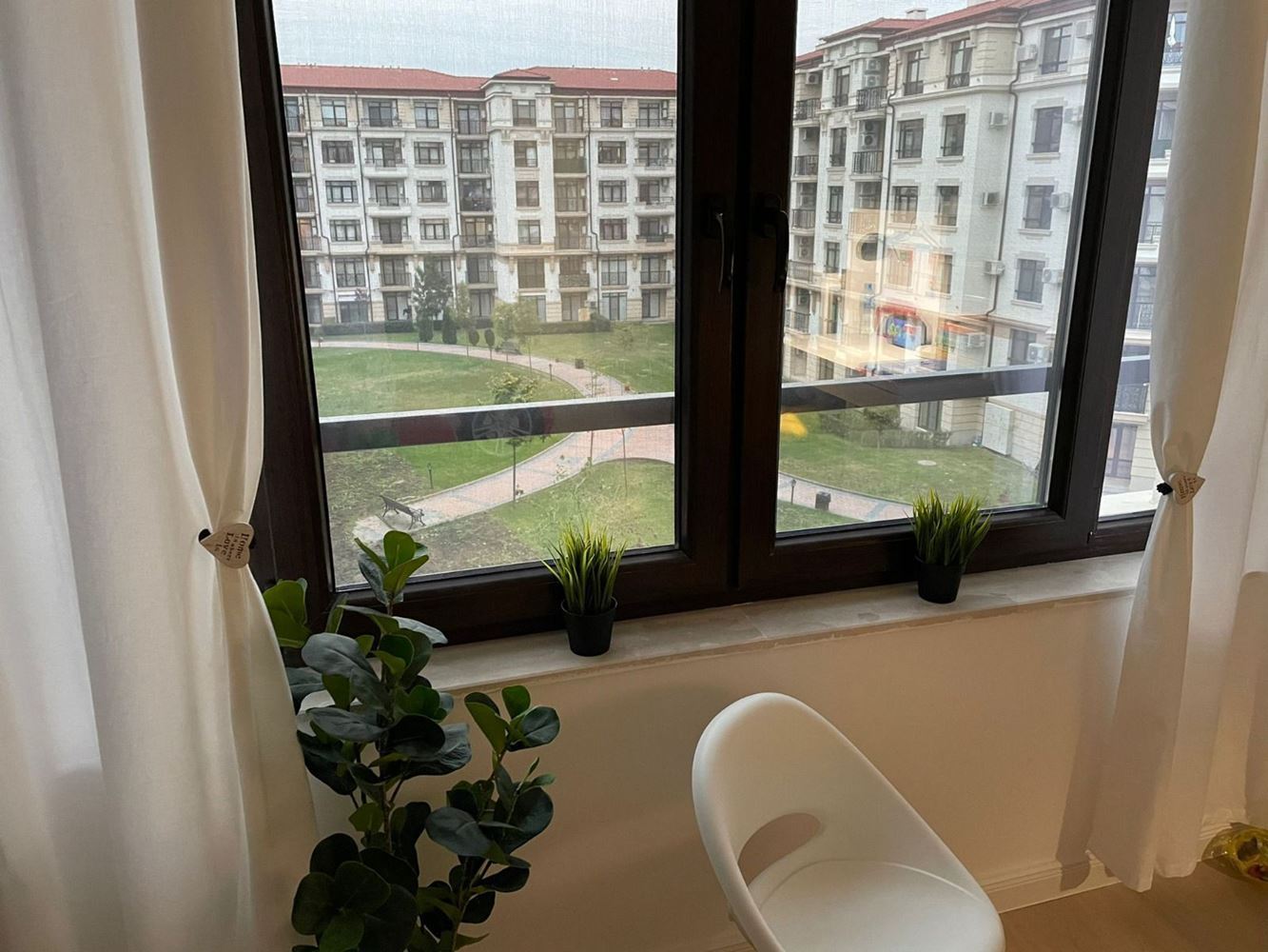 Prostorný pětipokojový apartmán s výhledem na moře v Pomorie – komfort, styl a funkčnost pro velkou rodinu
