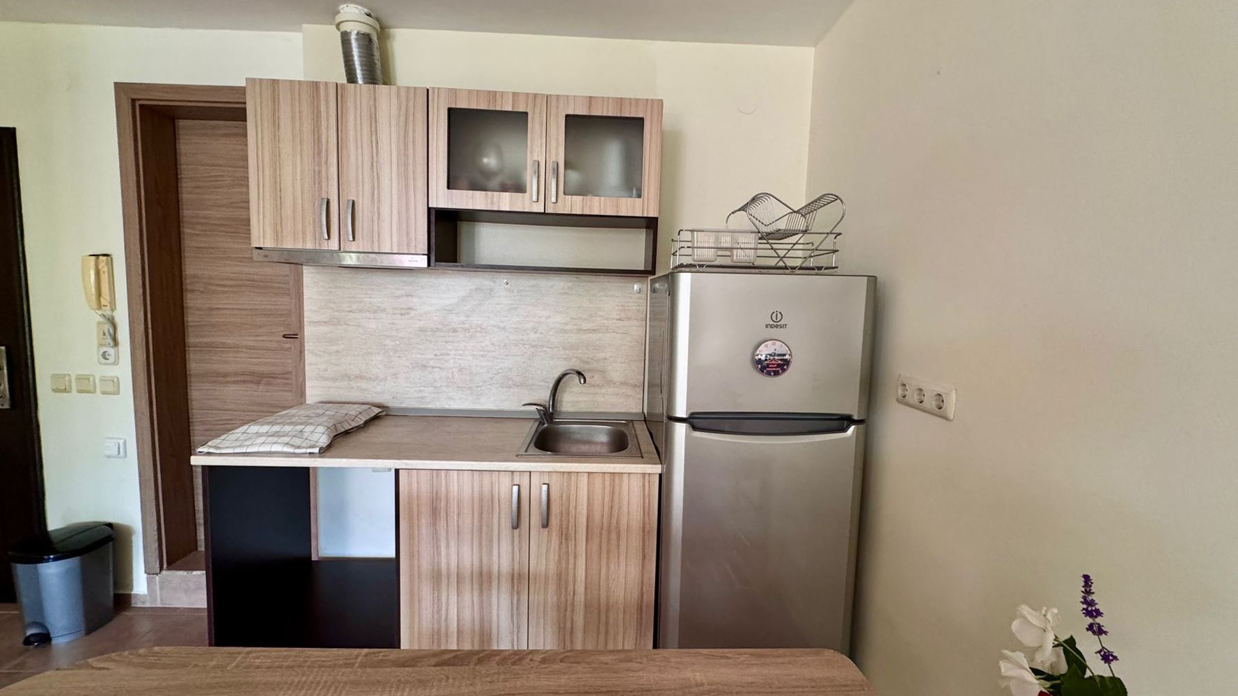 Prostorné studio v prestižním komplexu ve Svatém Vlasu – klid a pohodlí po celý rok