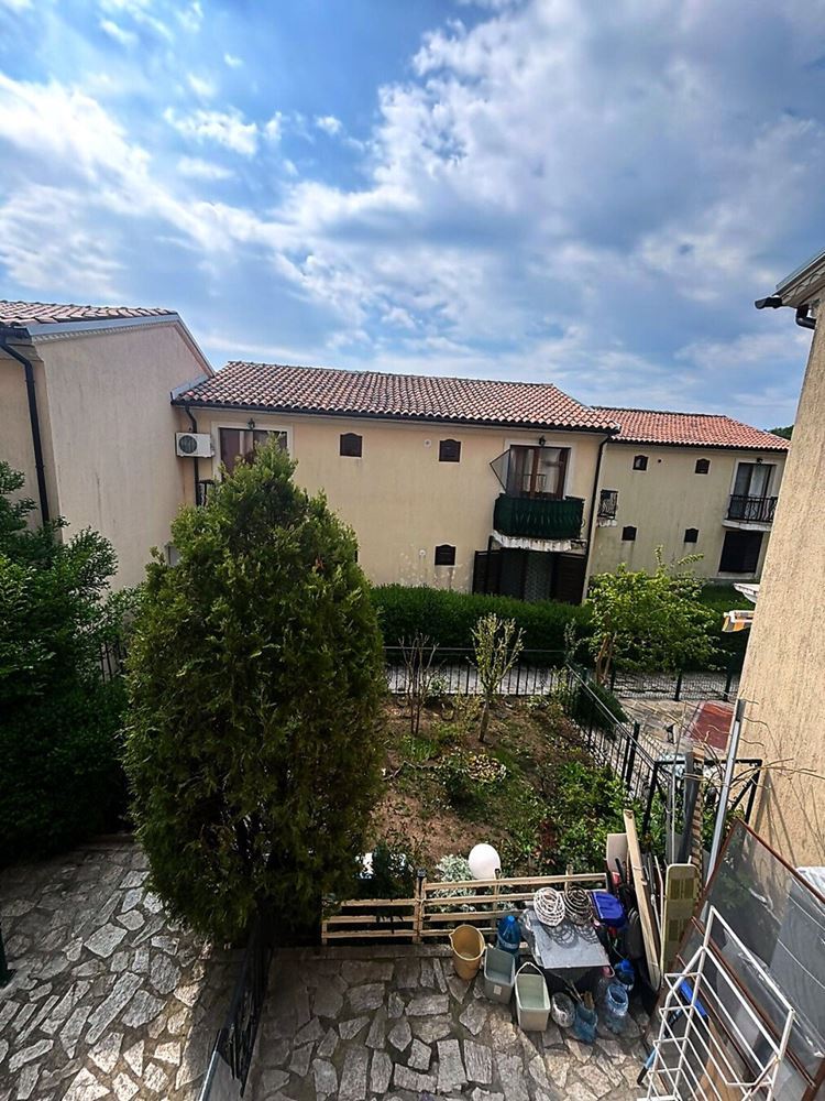 Světlý apartmán s jednou ložnicí, velkou terasou a výhledem do zeleně v Elenite