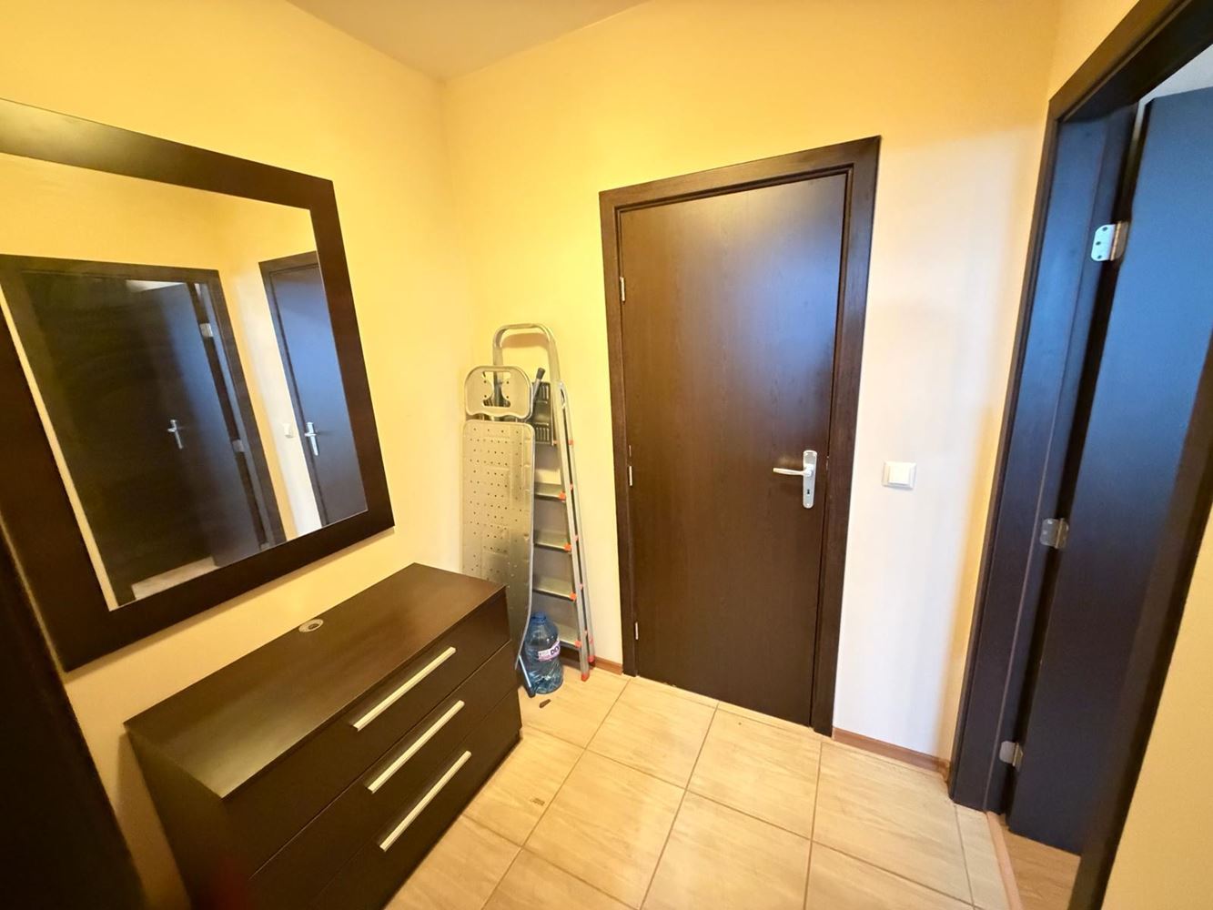 Prostorný třípokojový apartmán v Nesebaru – plně zařízený, v klidné a rychle se rozvíjející oblasti u moře
