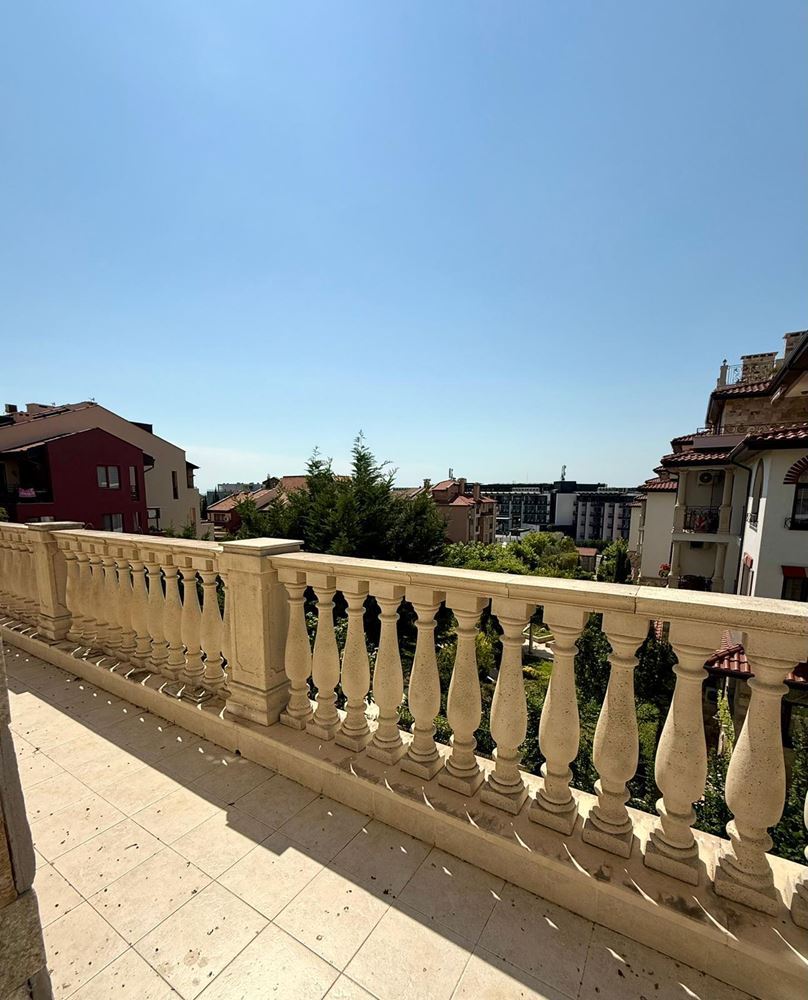 Luxusní mezonet s prostornou verandou a výhledem na bazén ve Sveti Vlas