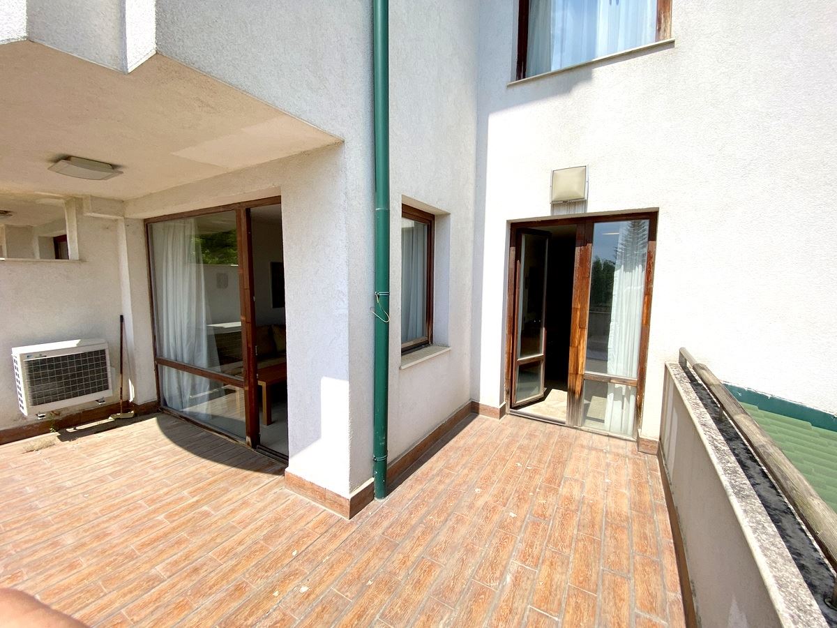 Dvoupokojový byt (s jednou ložnicí) v první linii u moře v Ravda – luxus, příroda a výhled na bazén