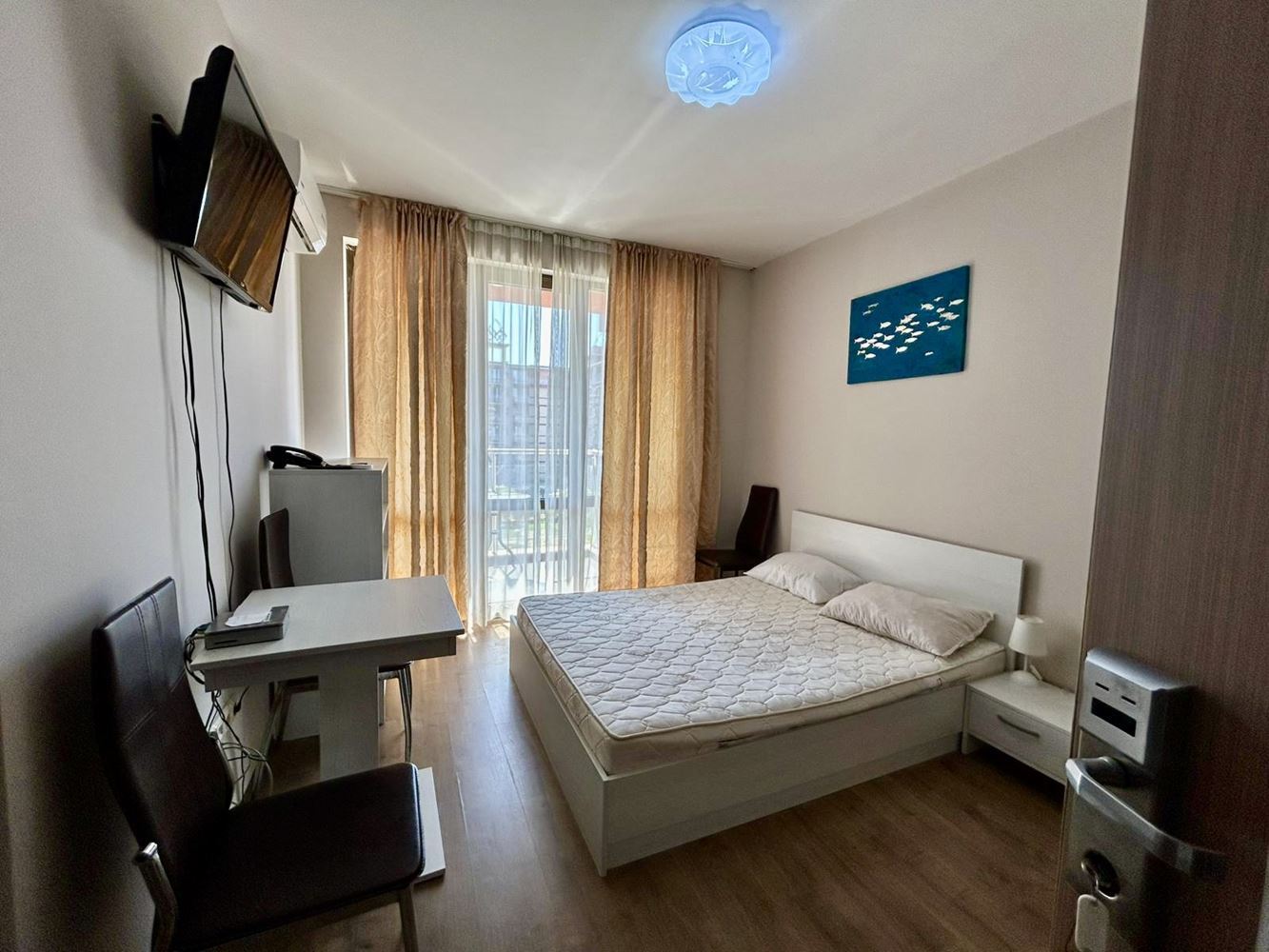 Světlé a útulné studio s výhledem na krásný vnitřní areál – komfort a klid v moderním komplexu