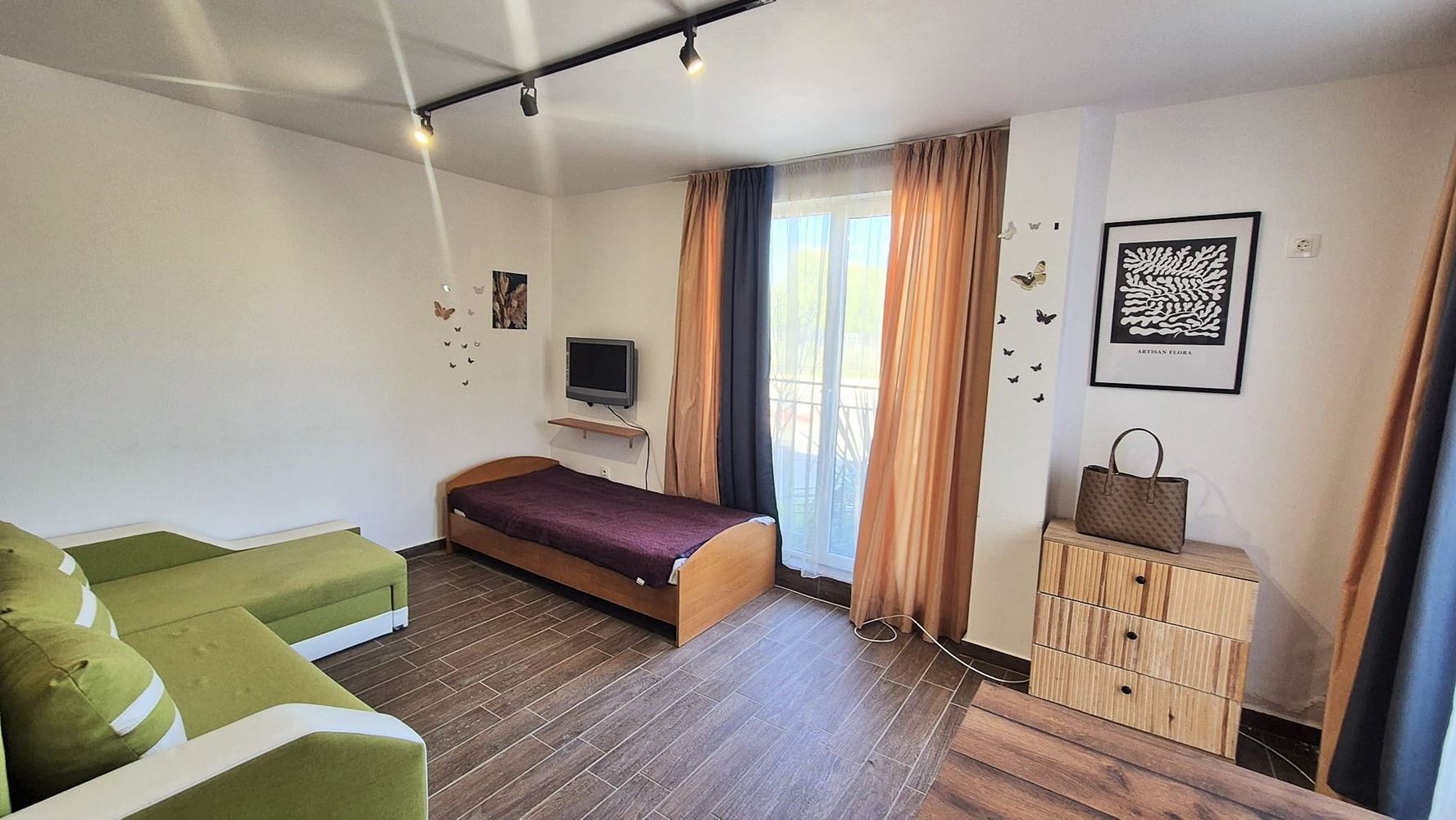 Prostorné studio s nízkým poplatkem za údržbu v Slunečném pobřeží – výborná lokalita a připravené k užívání