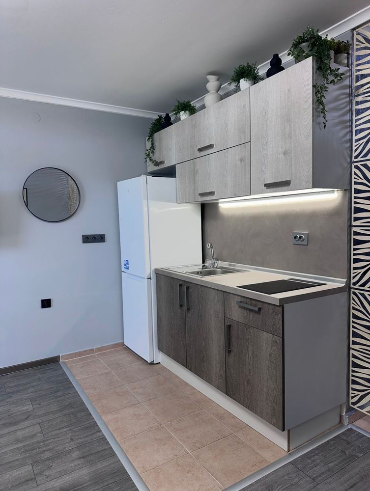 Dvouložnicový apartmán s částečným výhledem na moře v Sveti Vlas – zařízený, po rekonstrukci, v luxusním uzavřeném komplexu