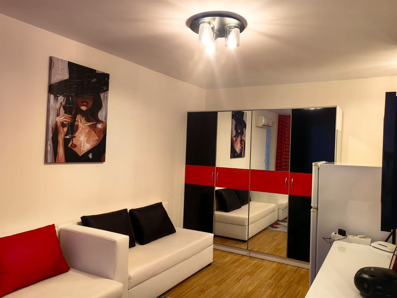Luxusní nabídka v Ravdě – studio se skvělou polohou a komfortem v uzavřeném komplexu s bazénem