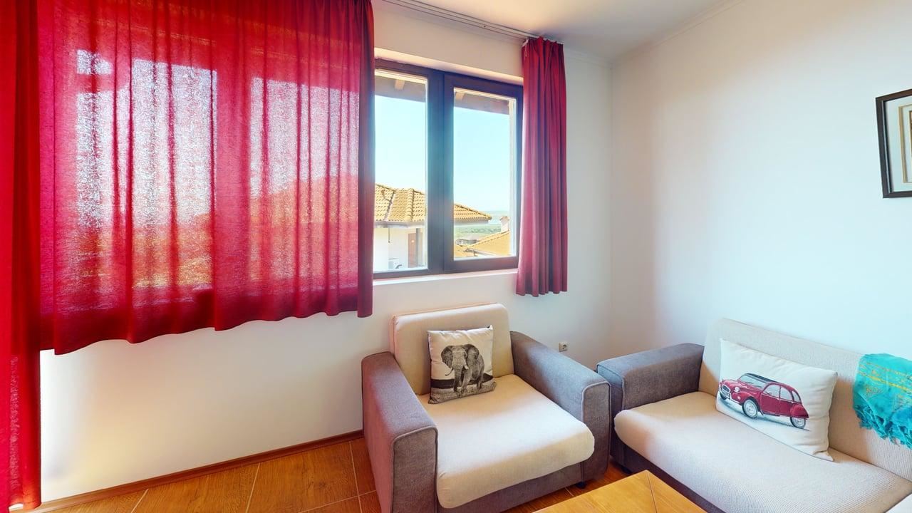 Prostorný apartmán s jednou ložnicí a výhledem na moře v oblasti Slunečného pobřeží