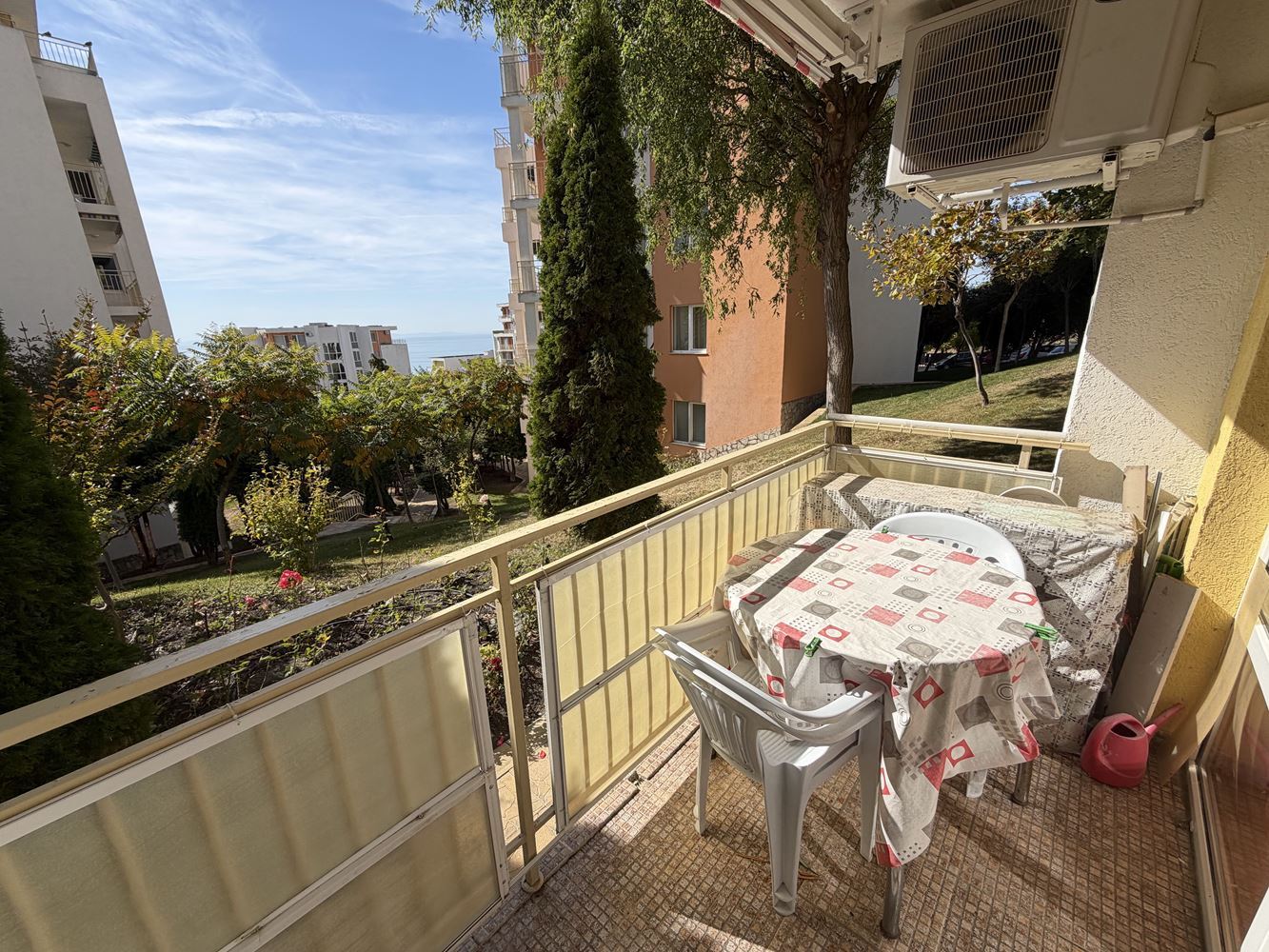 Apartmán s jednou ložnicí, prostornou terasou a výhledem na moře ve Sveti Vlas – 300 metrů od pláže