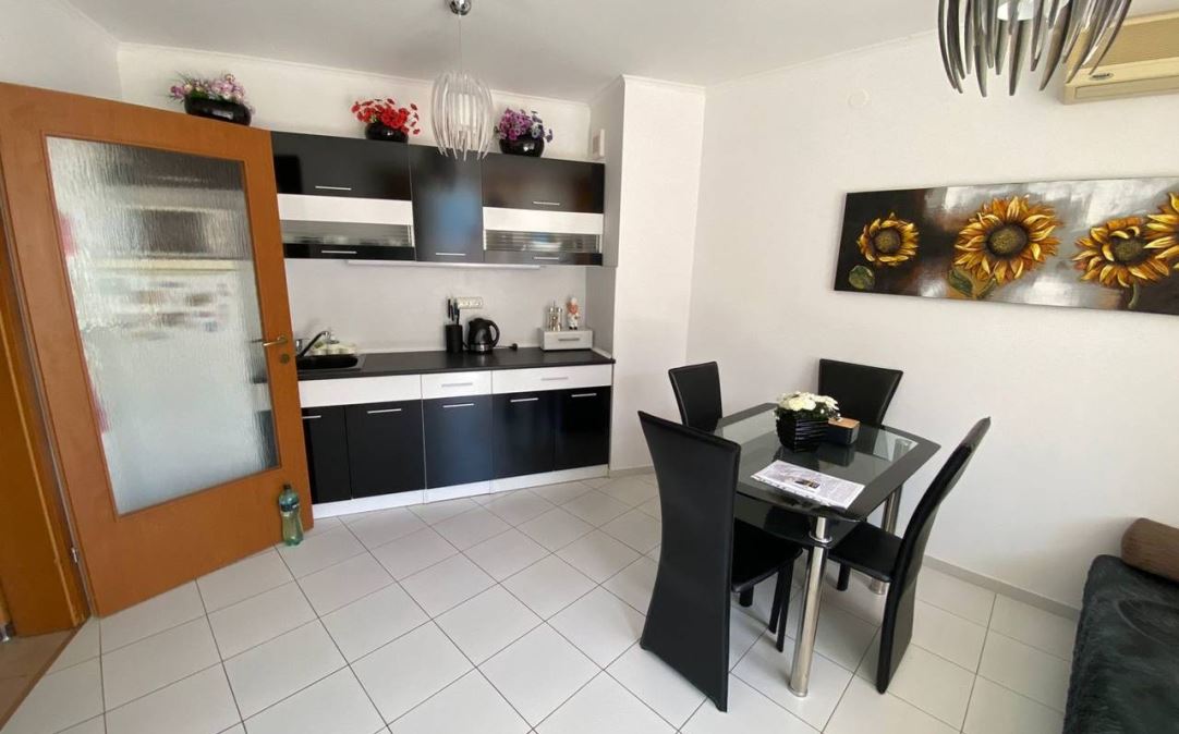 Apartmán se dvěma ložnicemi s výhledem na moře na první linii v Elenite – komfort, příroda a klid