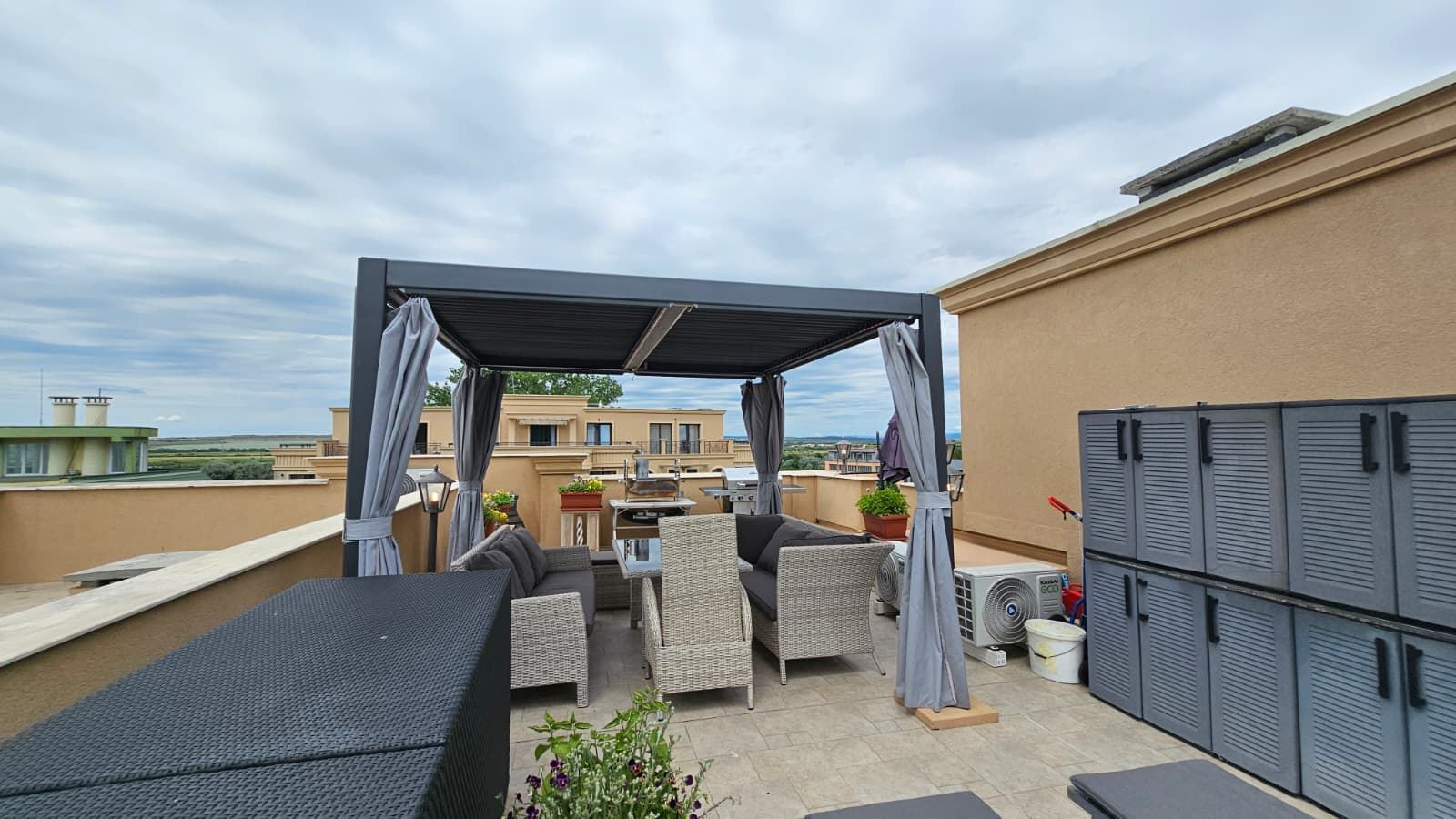Prostorný penthouse s panoramatickou terasou a saunou v moderním rezidenčním komplexu v Slunečné pobřeží