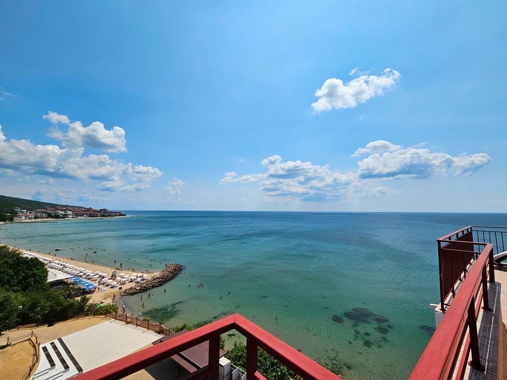 Luxusní panoramatický apartmán na první linii u moře se dvěma ložnicemi a obrovskou terasou