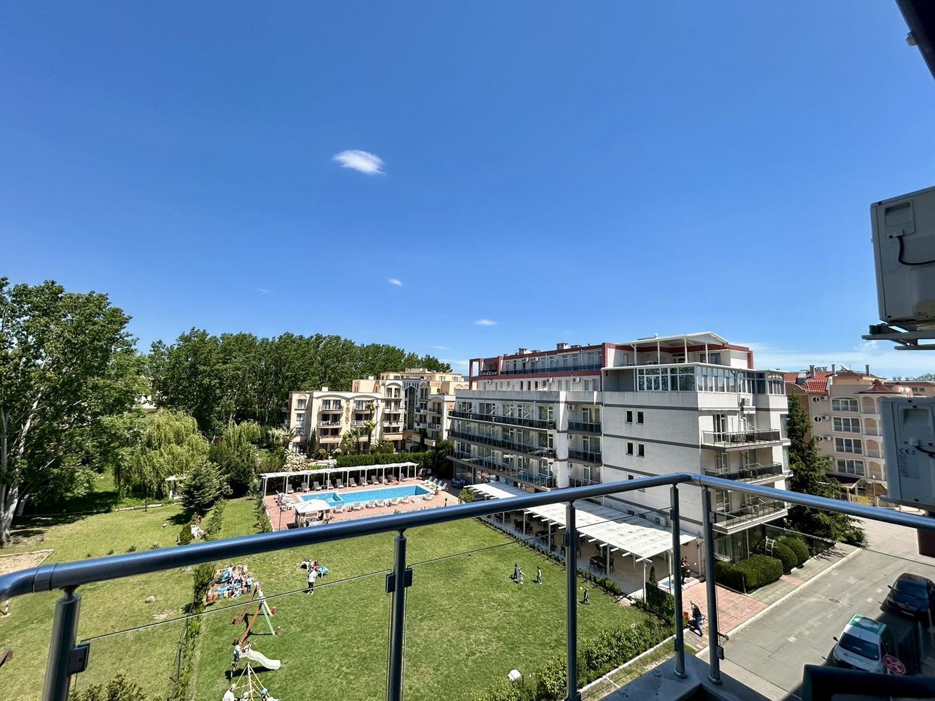 Útulný apartmán s jednou ložnicí na Slunečném pobřeží – ideální nemovitost pro bydlení, dovolenou i bezpečnou investici