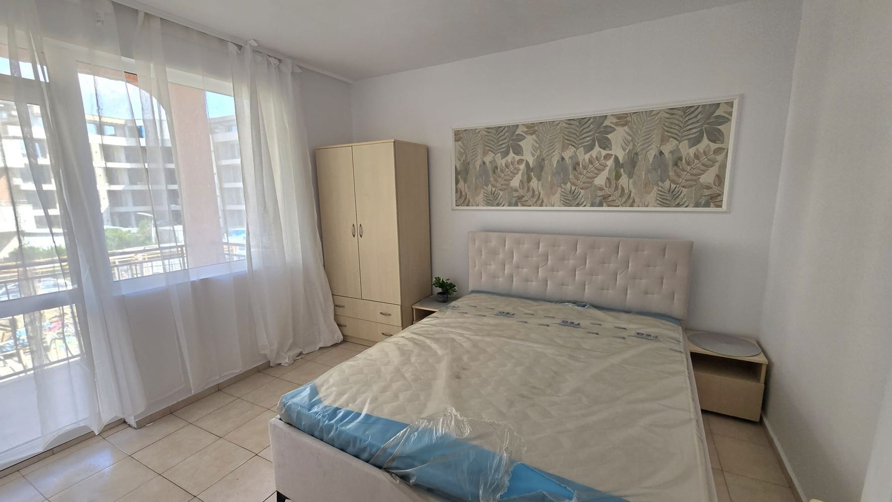 Apartmán se dvěma ložnicemi, jižní orientací a výhledem na bazén v Slunečném pobřeží