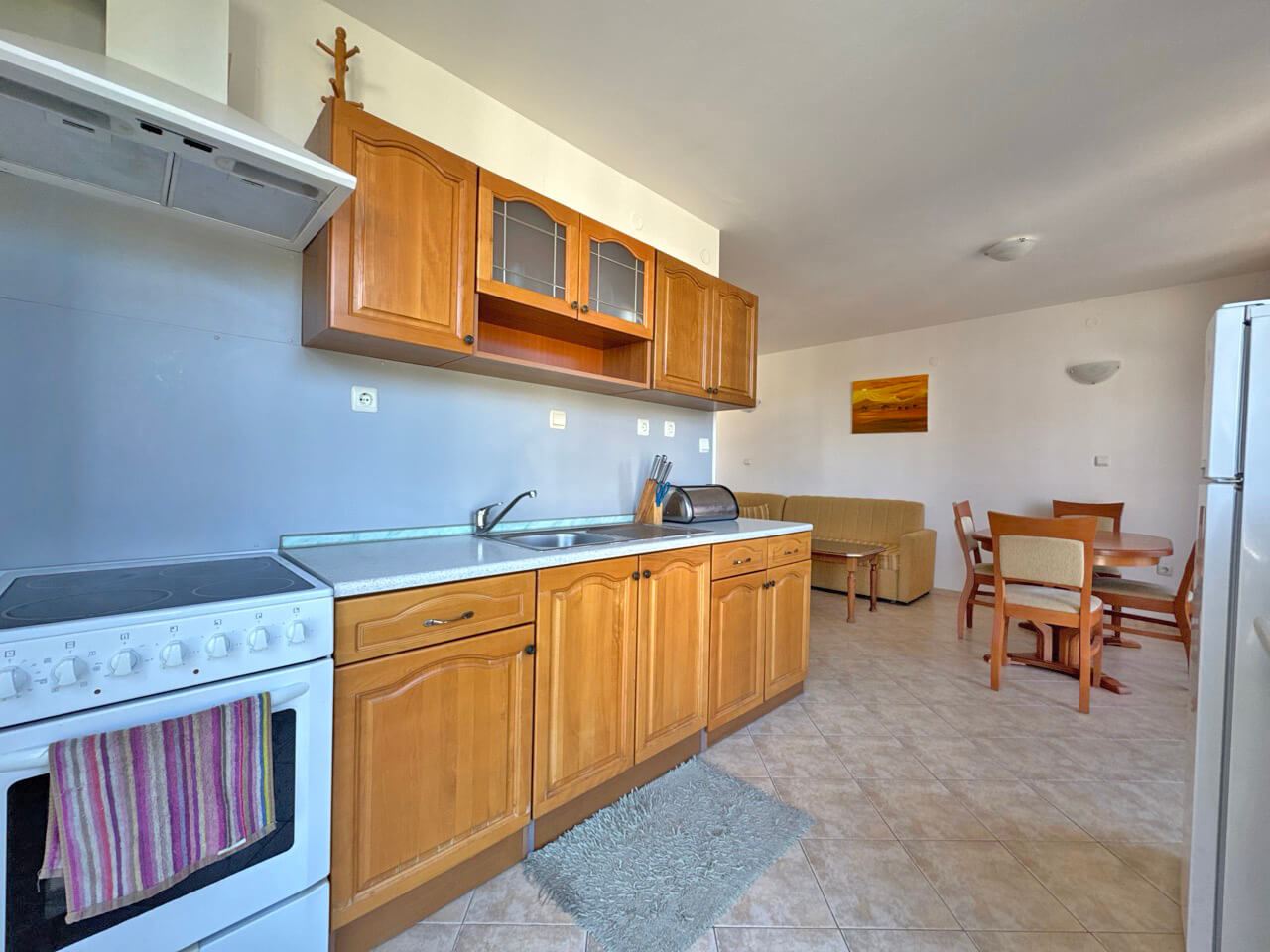 Zařízený apartmán s výhledem na bazén v klidné zelené oblasti Slunečného pobřeží