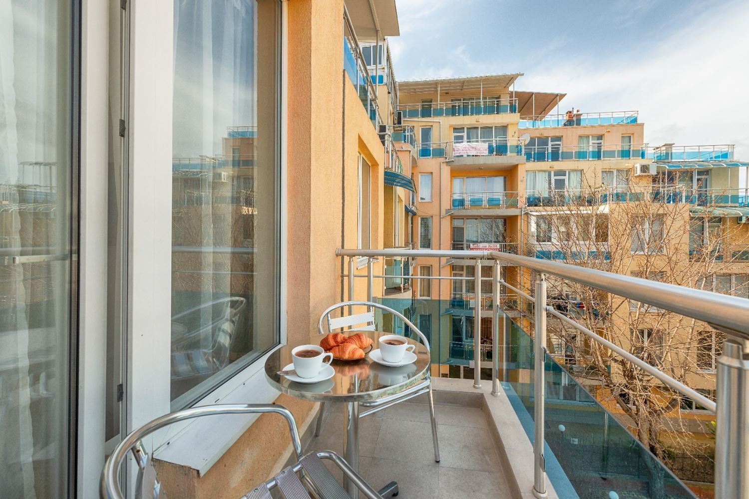 Slunné a prostorné studio s výhledem na moře v Ravdě – 100 m od pláže, v udržovaném komplexu s bazénem a zelení