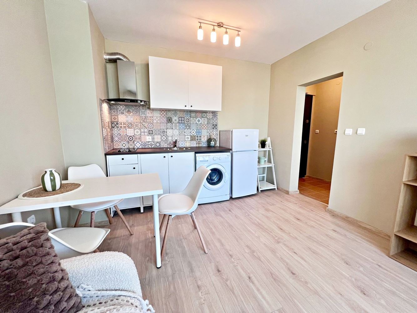 Stylový byt s jednou ložnicí s nízkým poplatkem za údržbu ve výborném komplexu na Slunečném pobřeží – připraven k nastěhování nebo investici