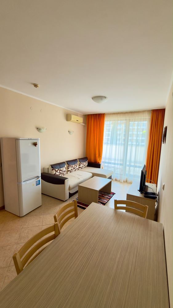 Prostorný apartmán s jednou ložnicí, velkou terasou a výhledem na bazén v Sunny Beach