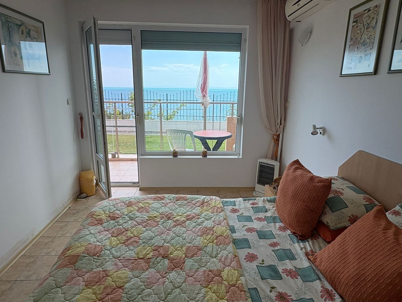 2pokojový apartmán s přímým výhledem na moře ve Svatém Vlasu – komfort, klid a resortový životní styl