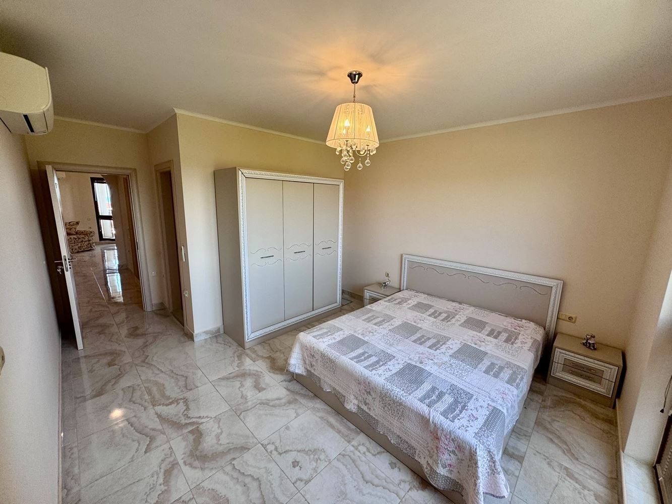 Prostorný třípokojový apartmán s panoramatickým výhledem na moře v prestižním komplexu v Nesebaru – komfort, prostor a působivé výhledy