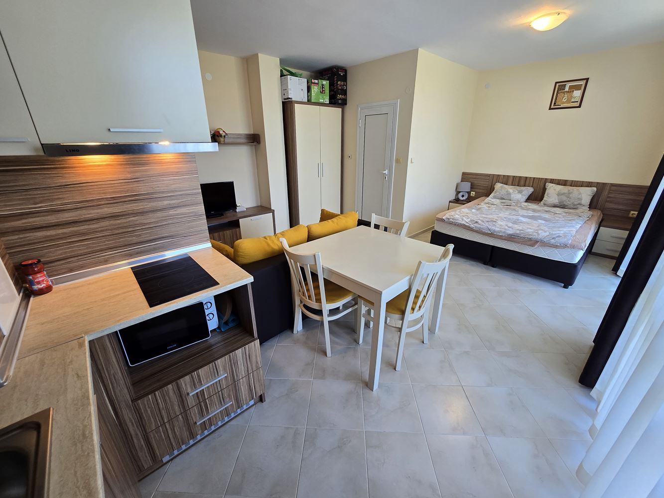 Slunečné pobřeží – prostorné studio s výborným potenciálem pro přestavbu na malý apartmán s jednou ložnicí