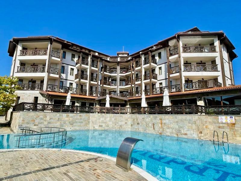 Prostorné plně zařízené studio s výhledem na bazén ve Slunečném pobřeží – komfort, klid a skvělá investice