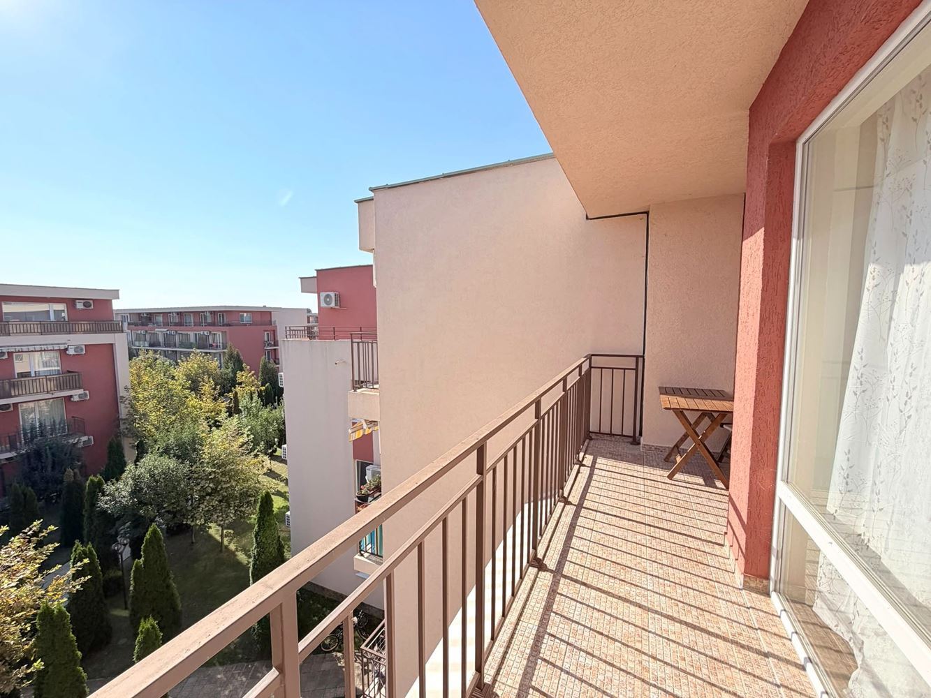 Světlý a teplý apartmán s jednou ložnicí u aquaparku v Sunny Beach – výborná investice k pronájmu