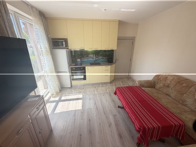 Útulný apartmán s jednou ložnicí a obrovskou terasou v Ravdě – váš osobní prostor u moře