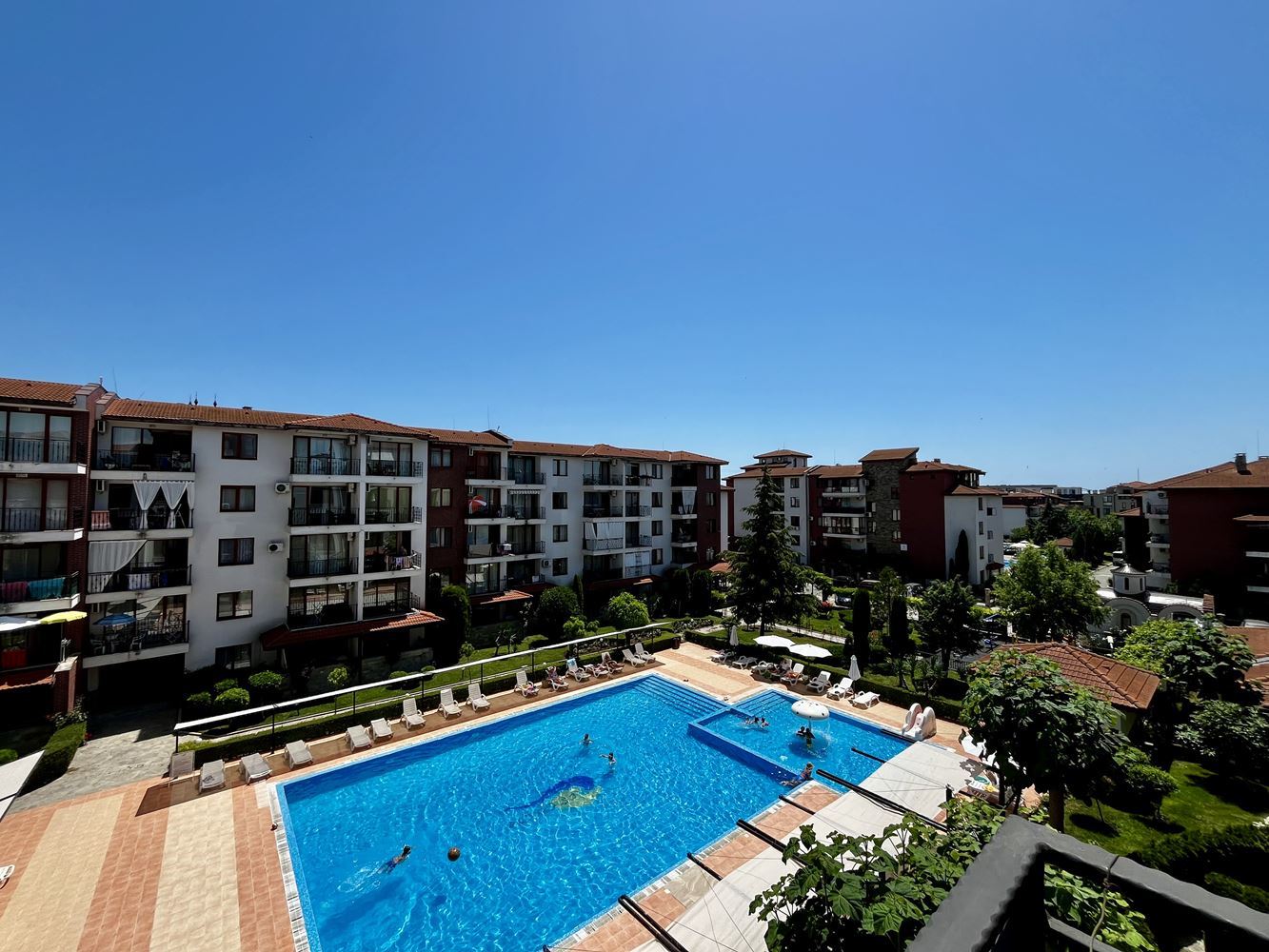Mořský komfort a klid v blízkosti Nesebaru! Zařízený apartmán s jednou ložnicí s výhledem na bazén v luxusním uzavřeném komplexu