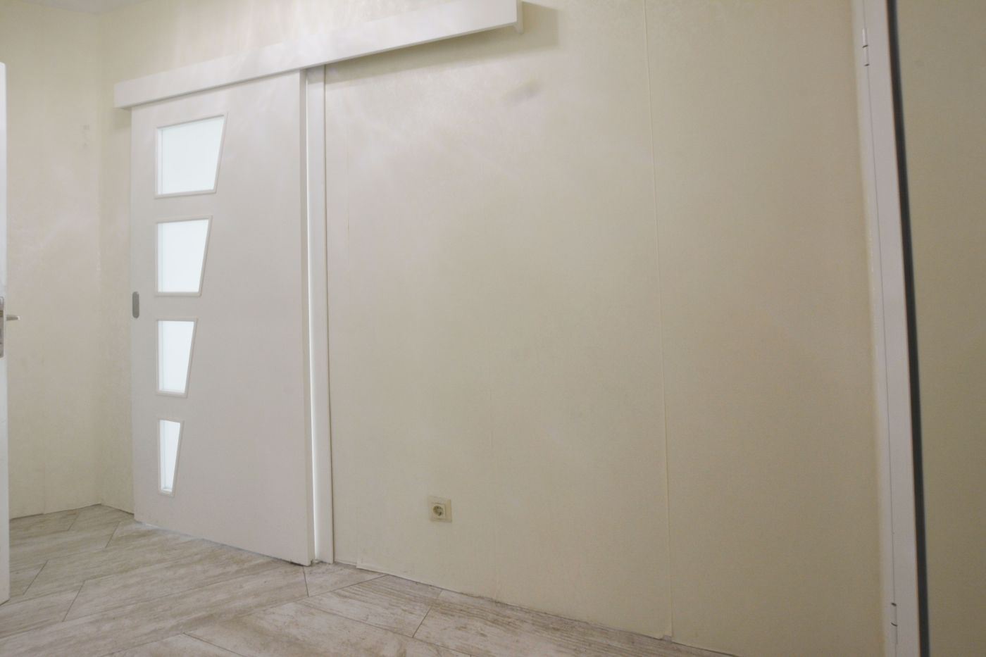 Luxusní třípokojový apartmán s výhledem na moře na první linii v Ravdě – 114 m², dvě terasy a maximální komfort