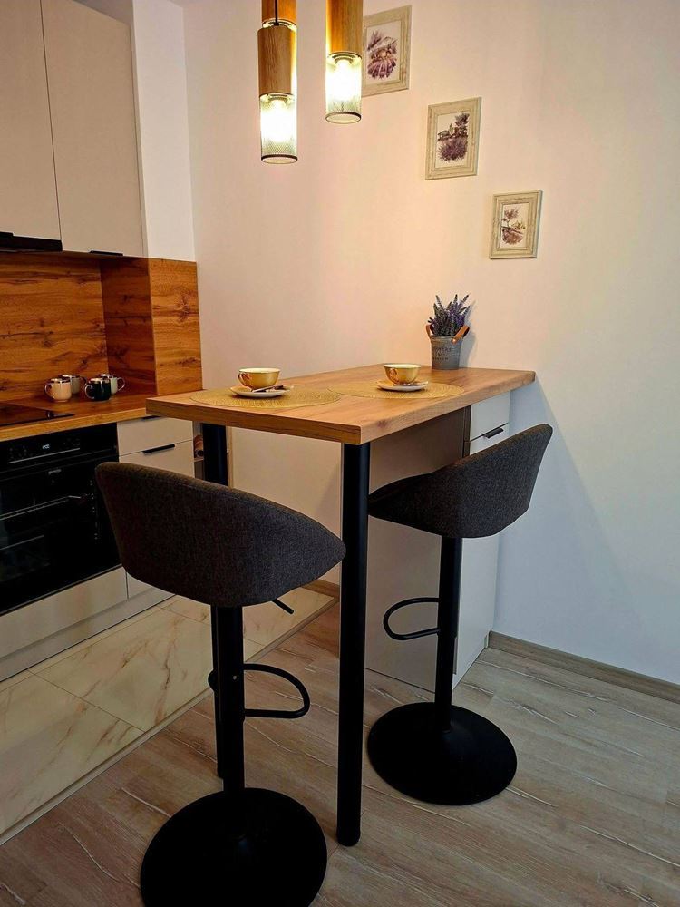 Stylový dvoupokojový apartmán s nízkým poplatkem za údržbu ve Slunečném pobřeží – komfort, bezpečí a skvělá investice u moře