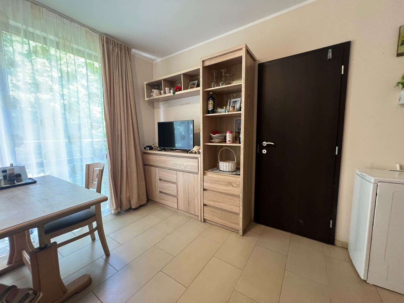 Atraktivní apartmán s jednou ložnicí obklopený zelení v klubovém komplexu v Sunny Beach