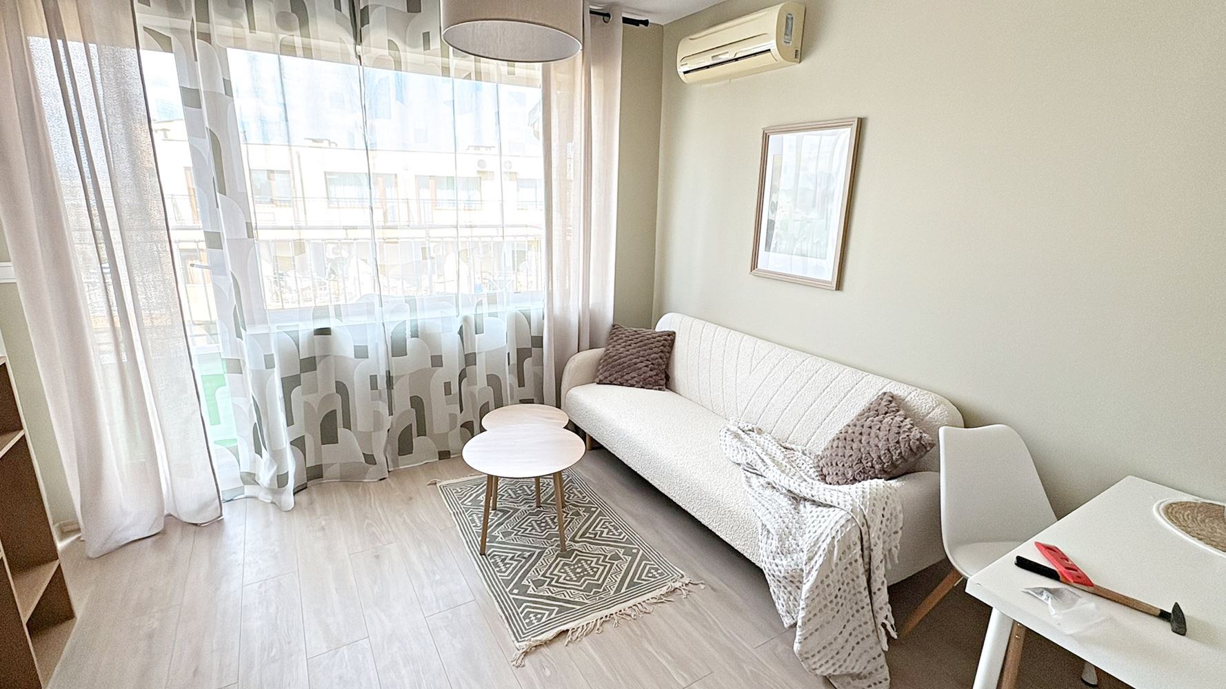 Stylový byt s jednou ložnicí s nízkým poplatkem za údržbu ve výborném komplexu na Slunečném pobřeží – připraven k nastěhování nebo investici