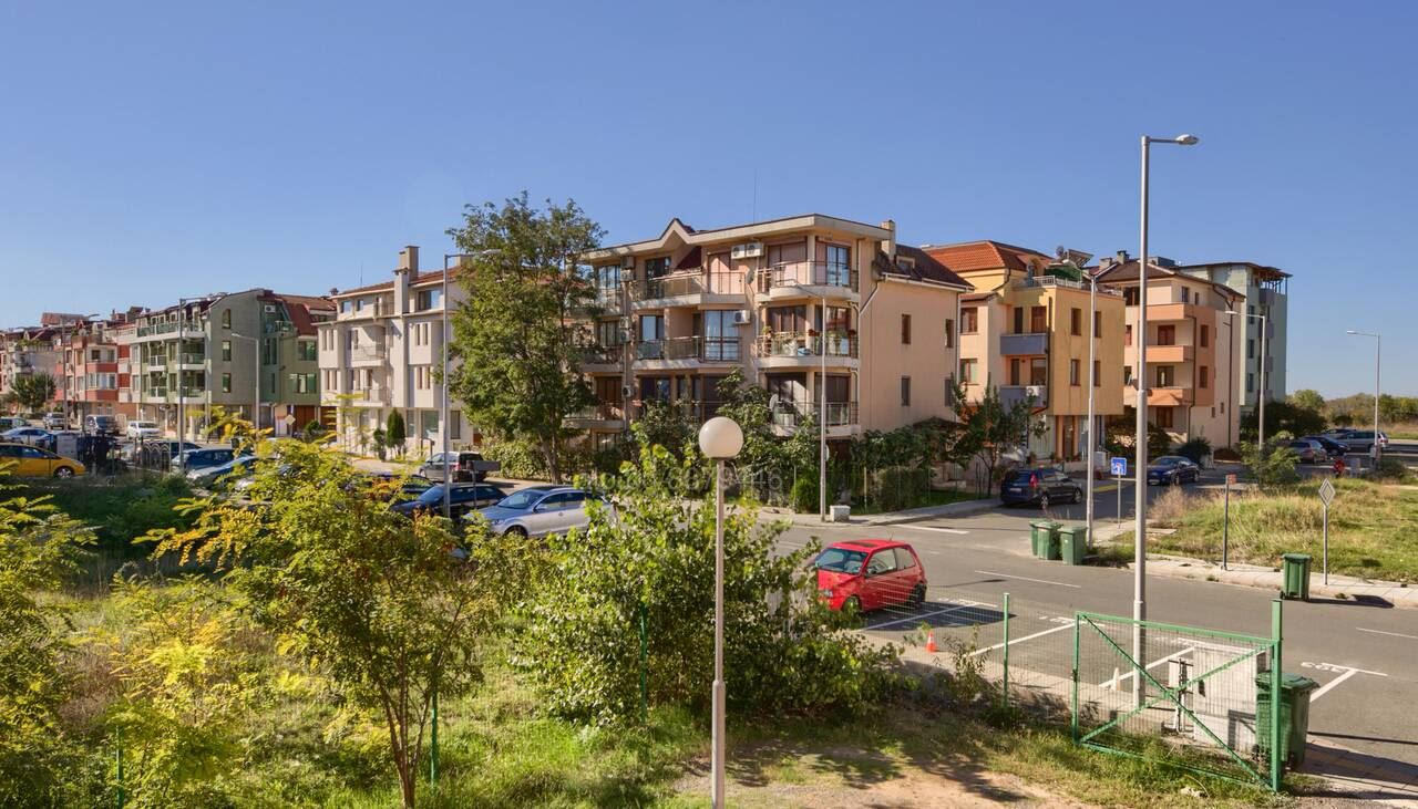 Prostorný apartmán s jednou ložnicí ve výborné lokalitě v čtvrti Černo More, Nesebar