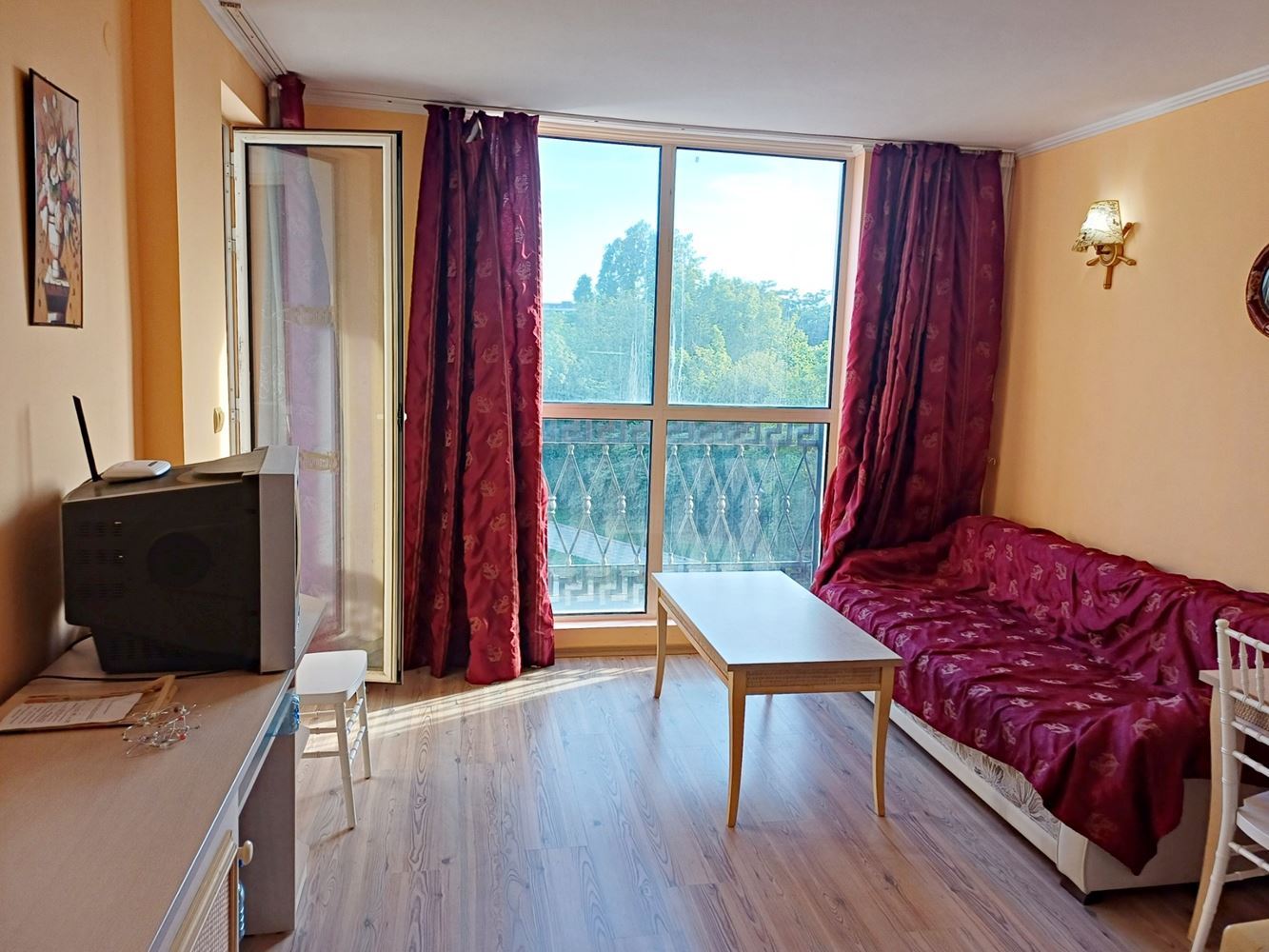 Elegantní apartmán s jednou ložnicí pouhých 100 metrů od pláže v prestižním komplexu na Slunečném pobřeží