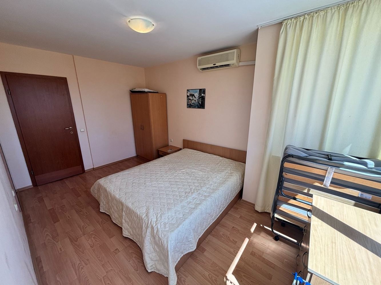 Byt s krásným výhledem na bazén ve Sveti Vlas – vaše místo pro odpočinek u moře