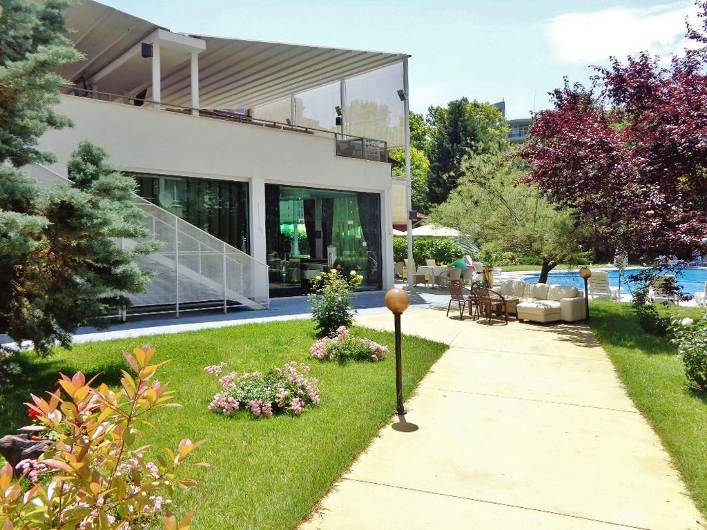 Luxusní třípokojový apartmán s výhledem na moře na první linii v Ravdě – 114 m², dvě terasy a maximální komfort