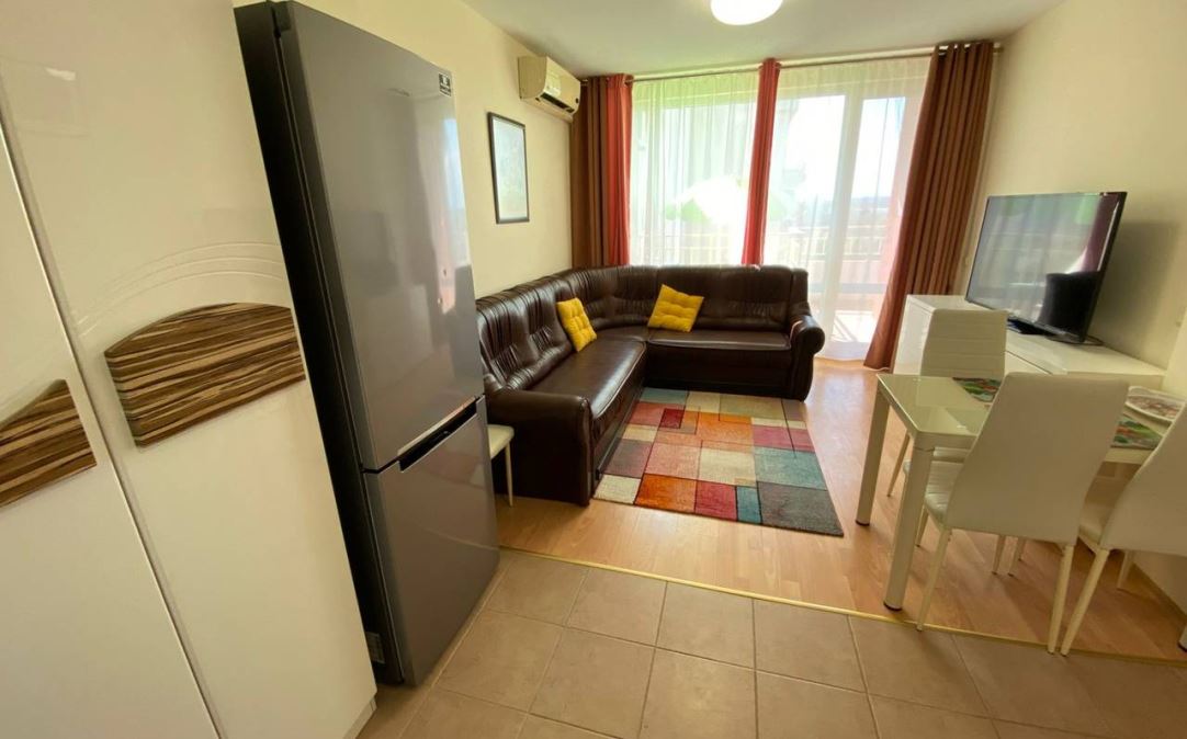 Prostorný apartmán s jednou ložnicí v moderním komplexu na Slunečném pobřeží – komfort, zeleň a vybavení pro obyvatele