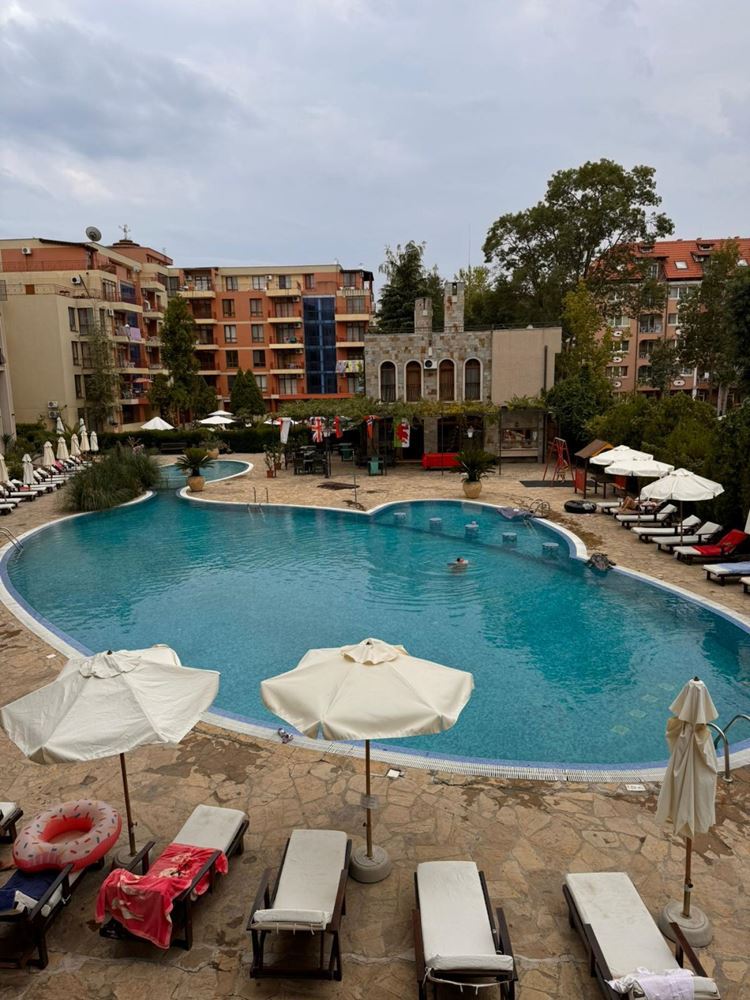 Prostorný apartmán s jednou ložnicí v celoročním komplexu – vynikající volba pro bydlení a investici