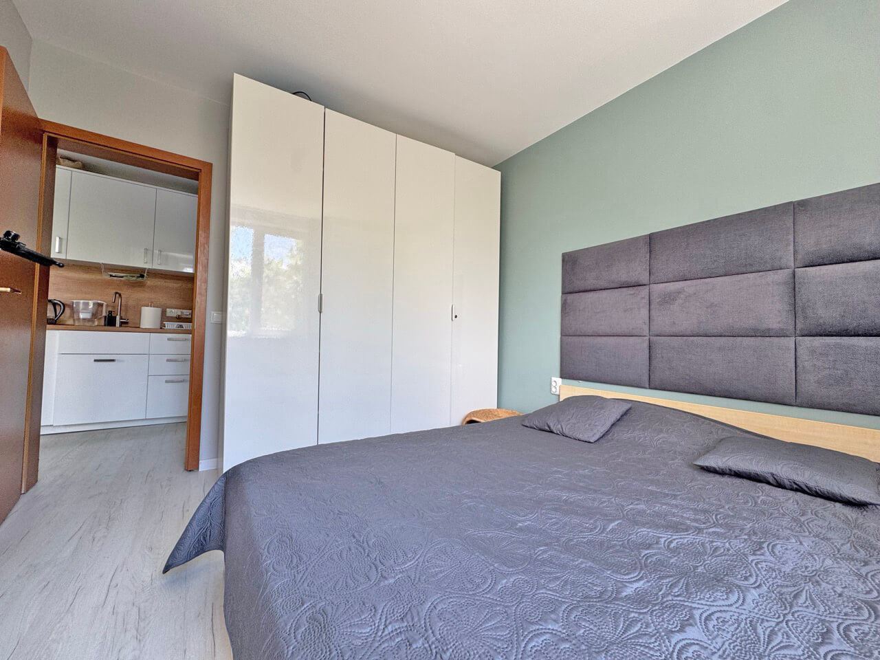 Stylový apartmán s jednou ložnicí v prestižním komplexu na Slunečném pobřeží – kompletně zrekonstruovaný a připravený k užívání