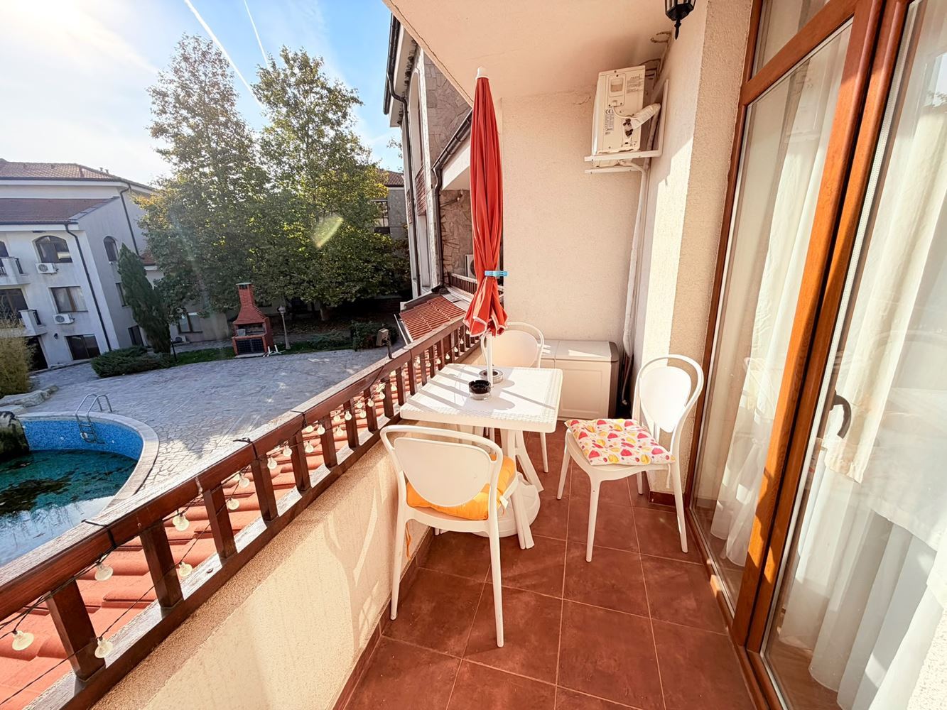 Luxusní apartmán se dvěma ložnicemi a výhledem na bazén v Aheloy – kompletně zařízený a připravený k nastěhování